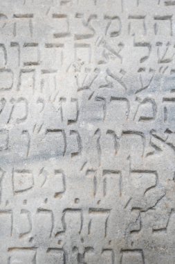 Kadim tapınakta bulunan taş üzerindeki İbrani yazıtları, antik yazıtları kapatın.