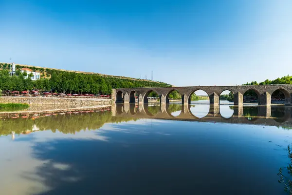 stock image The Dicle Bridge, or On Gozlu Bridge in Turkish. Its a historic bridge in Diyarbakir over the river Tigris in southeastern Turkey.