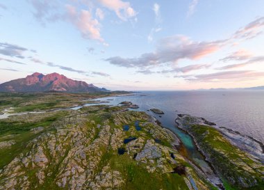 Norveç 'in kuzeyindeki doğal manzara, Norland, Hamaroy bölgesi. Kuzey Norveç 'in güzel hava manzarası İskandinavya' da deniz ve dağlarla insansız hava aracı tarafından