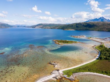 Norveç 'in kuzeyindeki doğal manzara, Norland, Hamaroy bölgesi. Kuzey Norveç 'in güzel hava manzarası İskandinavya' da deniz ve dağlarla insansız hava aracı tarafından