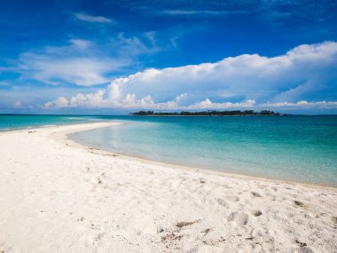  Doğu Kalimantan, Endonezya 'da beyaz kumlu Derawan Adası plajı ve deniz manzarası