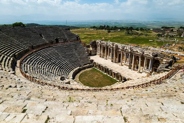 Hierapolis 'teki antik Roma amfitiyatrosu Pammukale, Denizli, Türkiye' de harabe