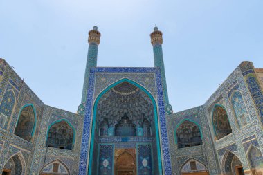 Denizli, Türkiye 'de doğal travertin havuz ve teraslarıyla Pamukkale manzarası