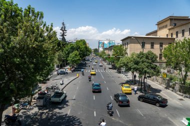 Tahran, İran - Haziran 2018: Tahran sokak şehri, İran 'ın başkenti Tahran' da trafik.