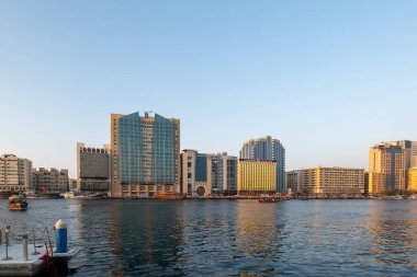 Dubai, BAE - 11.02.2023: Dubai Creek view with Deira Creekside, Dubai, BAE. Deira, Dubai, Birleşik Arap Emirlikleri 'nde yer alan tarihi bir bölgedir.