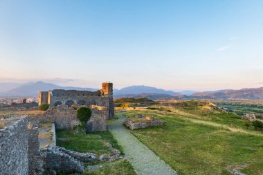 Arnavutluk 'un Skhoder kentindeki Rozafa Kalesi ve manzarası. Arnavutluk 'un kuzeybatısındaki Şkoder kenti yakınlarında bir şato..