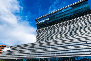 Oslo, Norveç - 07.31.2024: Norveç 'in Oslo kentindeki Munch Müzesi mimarisi, Norveçli ressam Edvard Munch' a adanmış bir sanat müzesi.