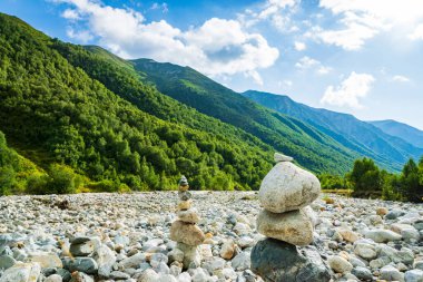 Gürcistan 'ın Svaneti bölgesinde Mestia köyü yakınlarındaki macera yürüyüş rotasında dağlarla ve nehirle birlikte yürüyüş yapmak..