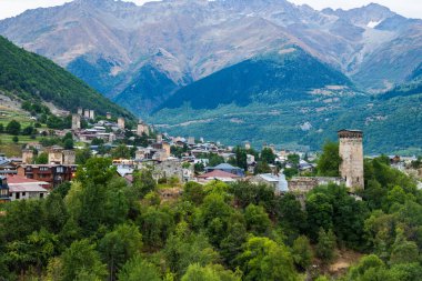  Gürcistan 'ın Svaneti kentindeki Iconic Mestia köyü manzarası ve dağlar. Gürcistan 'ın Mestia köyü çevresindeki güzel doğa yürüyüşü.