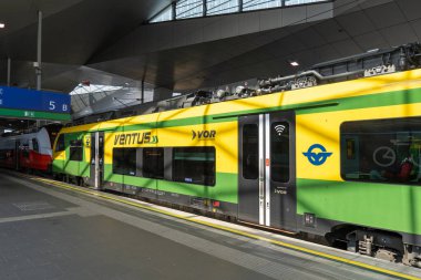 Viyana, Avusturya - 05.06.2024: Raaberbahn Ventus Treni, ya da GYSEV. Bu bir Macar Avusturya demiryolu.