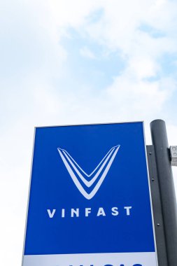 Hanoi, Vietnam - 01.09.2024: Vietnam 'da Vinfast Şirketi logosu. Vinfast, Vingroup tarafından kurulan çok uluslu bir otomotiv şirketidir.