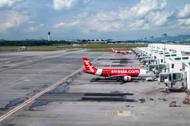 Kuala Lumpur, Malezya - 09.16.2023: KLIA2, Kuala Lumpur Uluslararası Havalimanı 2 'ye yanaşan Air Asia uçakları