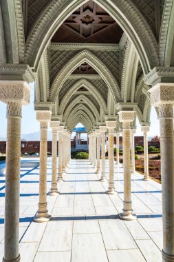 Akhaltsikhe kasabası, Georgia 'daki Rabati Kalesi manzaralı. Turizm için ünlü tarihi bir dönüm noktası