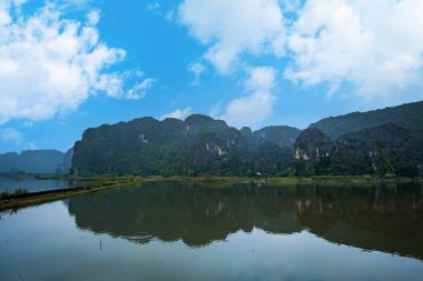 Vietnam 'da Ninh Binh manzarası. Tekne turu, karst peyzaj ve nehir ile ünlüdür. 
