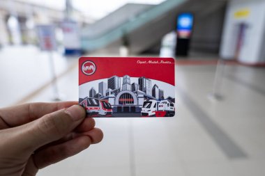 Jakarta, Endonezya - 03.05.2024: Endonezya 'da Jakarta toplu taşıma kartı. Endonezya 'nın başkenti Cakarta' da toplu taşımacılık için kullanılan ulaşım ödeme kartı.