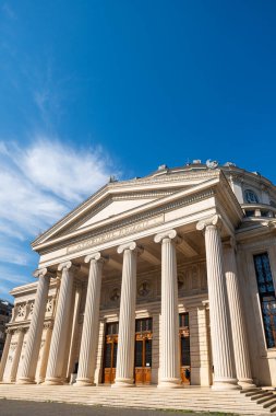 Bükreş, Romanya - 08.10.2024: Romanya 'nın Bükreş kentindeki Atina, Bükreş şehir merkezinde bir konser salonu ve Romanya' nın başkentinin simgesi. 