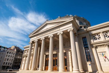 Bükreş, Romanya - 08.10.2024: Romanya 'nın Bükreş kentindeki Atina, Bükreş şehir merkezinde bir konser salonu ve Romanya' nın başkentinin simgesi. 