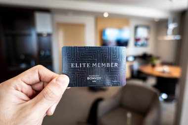 İstanbul, Türkiye - 05.04.2023 - Marriott Bonvoy Elit Odası, Marriott Otel Sadakat Programı anahtar kartı 