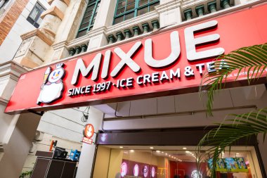 Kuala Lumpur, Malezya - 03.10.2025: MIXUE dondurma dükkanı Asya 'da sokakta. Mixue, Çin 'in çok uluslu fast-food restoran zinciri..