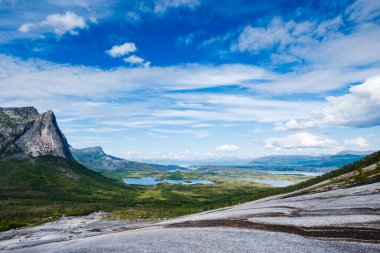 Kuzey Norveç dağ manzarası Verdensvaet yürüyüş alanında. Kuzey Kutup Dairesi, Norveç, Norveç ve İskandinavya 'da İskandinav manzarası