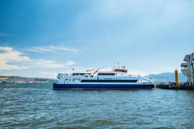 İzmir, Türkiye - 07.03.2024: İzmir feribotu, İzdeniz feribotu ve Türkiye 'nin Ege kıyısındaki en kalabalık üçüncü kenti. 