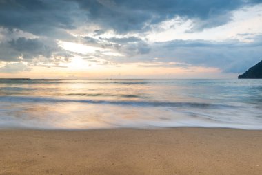 Tropikal sahilde gün batımı manzarası, Endonezya, Aceh 'te Lhoknga plajı.