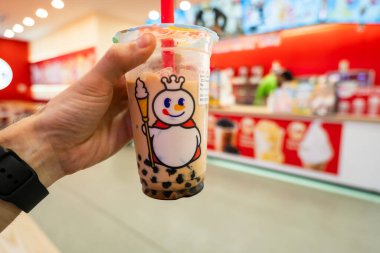 Kuala Lumpur, Malezya - 03.10.2025: Asya 'daki Mixue mağazasında karışık köpük çayı. Mixue, Çin 'in çok uluslu fast-food restoran zinciri..