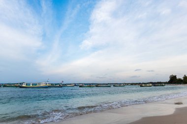 Belitung Kelayang plajı ve teknelerin panoramik manzarası. Belitung, Endonezya 'daki güzel plaj manzarası