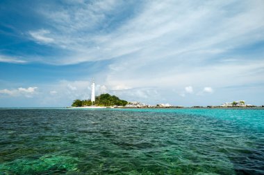 Lengkuas Adası deniz feneri olan Belitung plajı ve adası. Belitung, Endonezya 'daki güzel ada ve deniz manzarası 