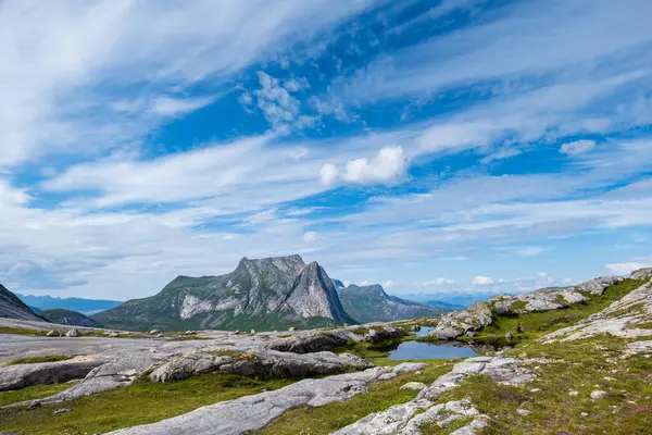 Kuzey Norveç dağ manzarası Verdensvaet yürüyüş alanında. Kuzey Kutup Dairesi, Norveç, Norveç ve İskandinavya 'da İskandinav manzarası
