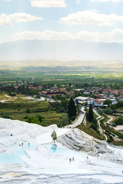 Denizli, Türkiye 'de doğal travertin havuz ve teraslarıyla Pamukkale manzarası
