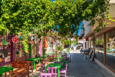 Foca, Türkiye - 07.05.2024: Eski Foca sokak görüntüsü Ege kıyısında, İzmir, Türkiye. Eski Foca, Türkiye 'de popüler bir sahil beldesi.