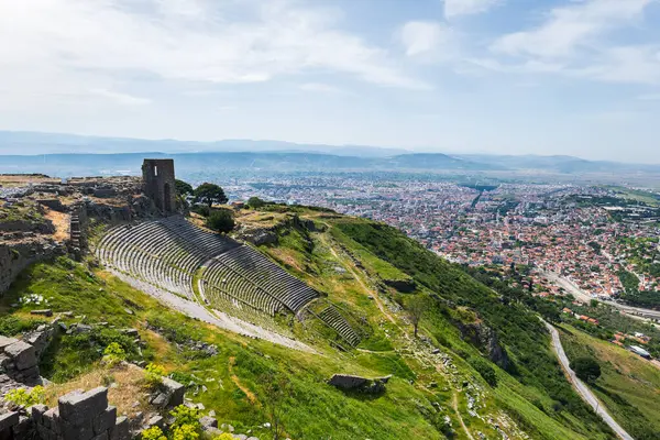Türkiye 'nin Bergama kentindeki Pergamon antik kent arkeoloji sahasında tiyatro