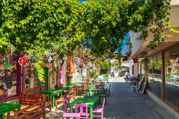 Foca, Türkiye - 07.05.2024: Eski Foca sokak görüntüsü Ege kıyısında, İzmir, Türkiye. Eski Foca, Türkiye 'de popüler bir sahil beldesi.