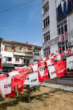 İzmir, Türkiye - 05.01.2024: CHP Cumhuriyet Halk Partisi bayrakları, Cumhuriyet Halk Partisi Türkçe. Türkiye 'nin ana muhalefet partisi.