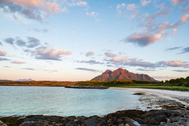 Norveç 'in Nordland Norveç' teki yaz manzarası, kutup dairesi içinde. Güzel İskandinav doğası ve manzarası 