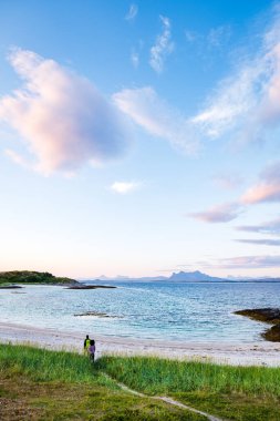Norveç yaz manzarası Nordland, Norveç 'te Arktik çember içinde yürüyüşçülerle. 