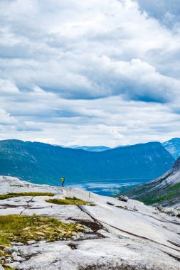 Kuzey Norveç dağ manzarası Verdensvaet yürüyüş alanında. Kuzey Kutup Dairesi, Norveç, Norveç ve İskandinavya 'da İskandinav manzarası