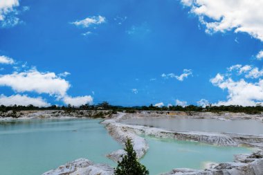 Endonezya 'nın Belitung adasındaki Kaolin Gölü. Parlak mavi suları ve beyaz mineral yataklarıyla tanınan popüler bir manzara gölüdür..