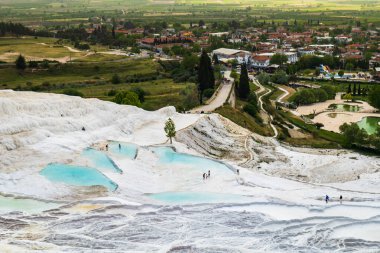 Denizli, Türkiye 'de doğal travertin havuz ve teraslarıyla Pamukkale manzarası
