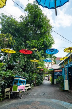 Solo, Endonezya - 04.02.2024: Solo, Endonezya 'daki Kauman Batik Turizm Köyü sokak manzarası. Solo, Endonezya 'nın Surakarta kentindeki ünlü bir turistik bölge.