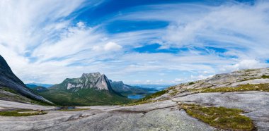 Verdensvaet yürüyüş alanında Norveç panoramik dağ manzarası. Kuzey Kutup Dairesi, Norveç, Norveç ve İskandinavya 'da İskandinav manzarası