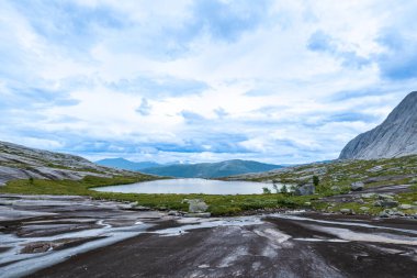 Verdensvaet yürüyüş alanında Norveç panoramik dağ manzarası. Kuzey Kutup Dairesi, Norveç, Norveç ve İskandinavya 'da İskandinav manzarası