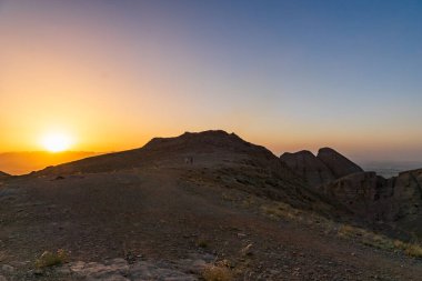 İran 'da gün batımında İsfahan' daki Soffeh Dağı manzarası.