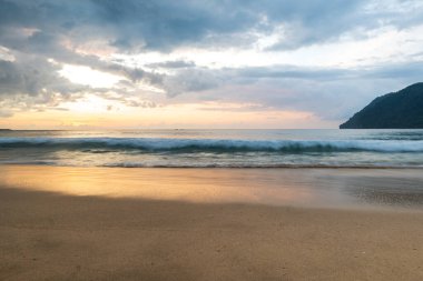 Tropikal sahilde gün batımı manzarası, Endonezya, Aceh 'te Lhoknga plajı.