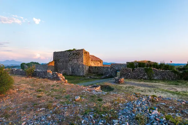 Arnavutluk 'un Skhoder kentindeki Rozafa Kalesi ve manzarası. Arnavutluk 'un kuzeybatısındaki Şkoder kenti yakınlarında bir şato..