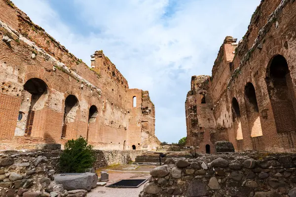 Türkiye 'nin Bergama kentindeki Kızıl Bazilika harabeleri. Eski Mısır Tanrılarının Tapınağı. 