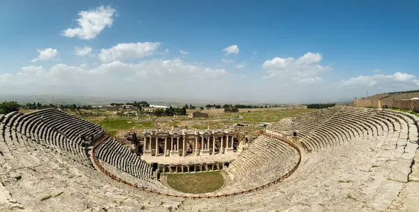 Hierapolis 'teki antik Roma amfitiyatrosu Pammukale, Denizli, Türkiye' de harabe