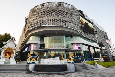 Chiang Mai, Tayland - 12.01.2023: Chiang Mai şehrinde MAYA Yaşam Tarzı Alışveriş Merkezi mimarisi. Tayland 'ın Chiang Mai şehrinde bulunan lüks bir alışveriş merkezidir.