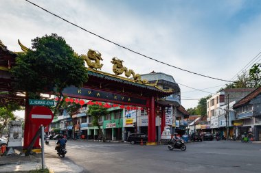 Surabaya, Endonezya - 07.19.2023: Surabaya Çin Mahallesi Surabaya Bölgesi kapısı. Surabaya, Endonezya 'nın ikinci büyük şehridir..